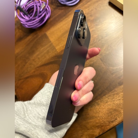 Apple iPhone 14 Pro Max Bundle in Deep Purple - UNLOCKED - 128 GB - MINT! - Picture 5 of 9